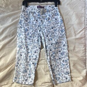 Gloria Vanderbilt White Capris with Blue Paisley Print